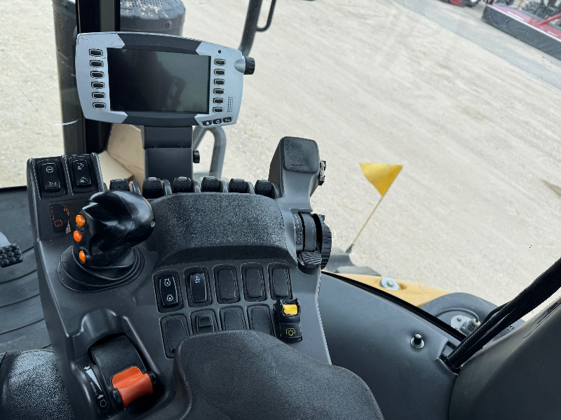 2015 CHALLENGER MT765E 4WD TRACTOR E00640435